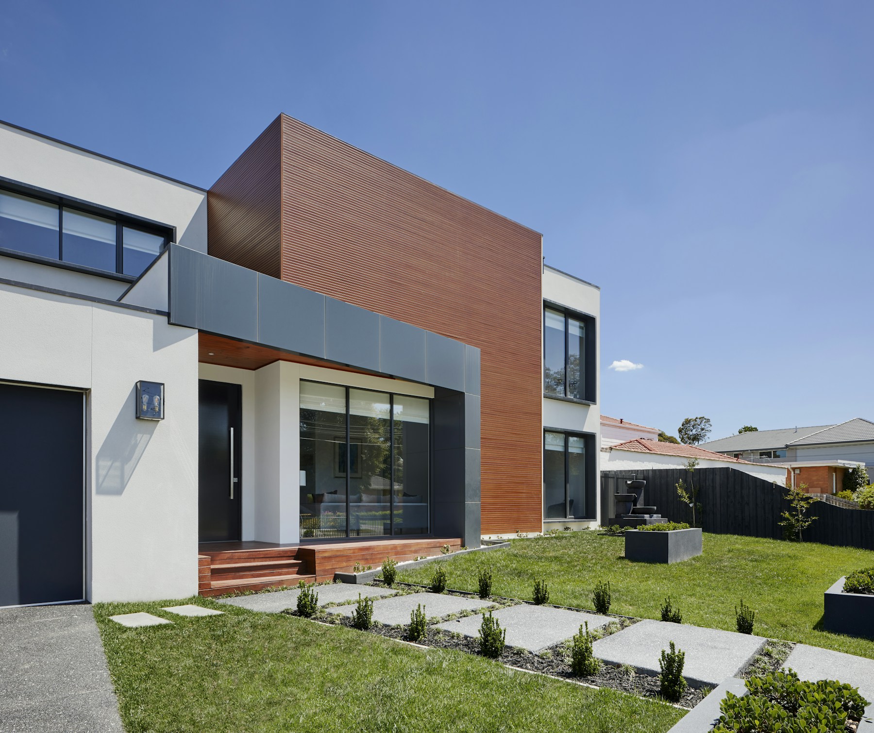 Casa con terraza como referencia de espacios al aire libre